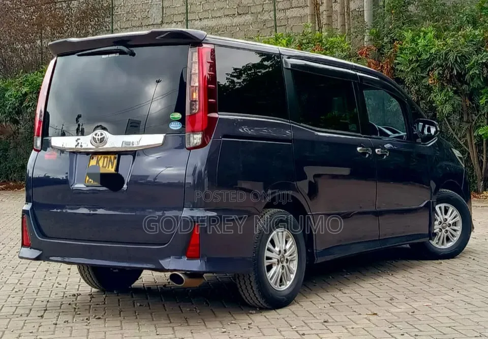 Toyota Noah 2.0 AWD (8 Seater) 2017 Blue