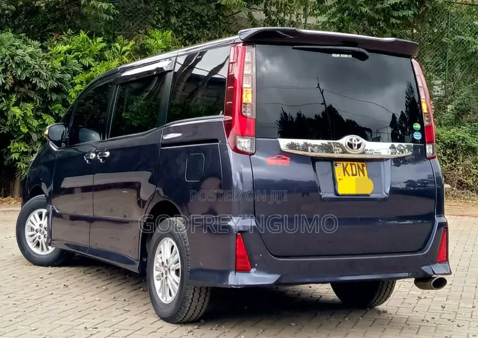 Toyota Noah 2.0 AWD (8 Seater) 2017 Blue