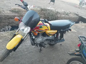 Bajaj Boxer 125 2025 Yellow