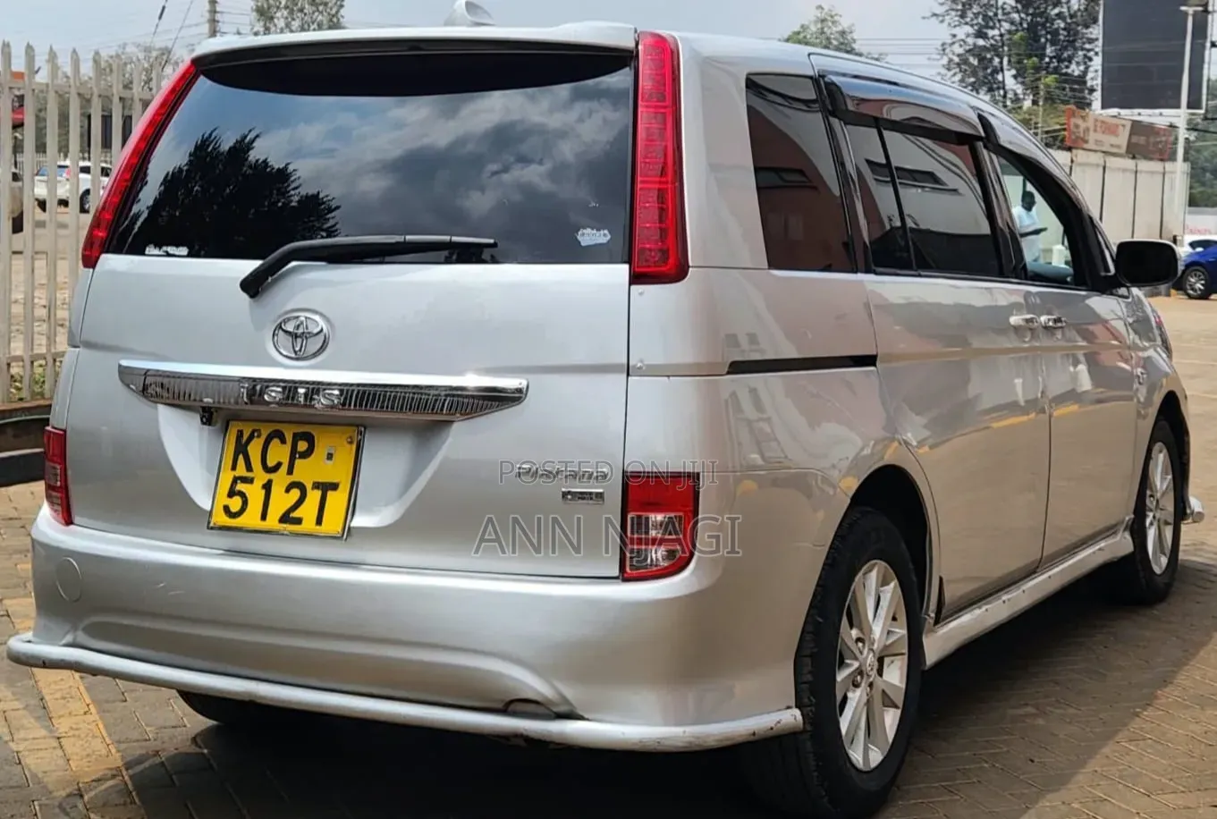 Toyota ISIS 2011 Silver