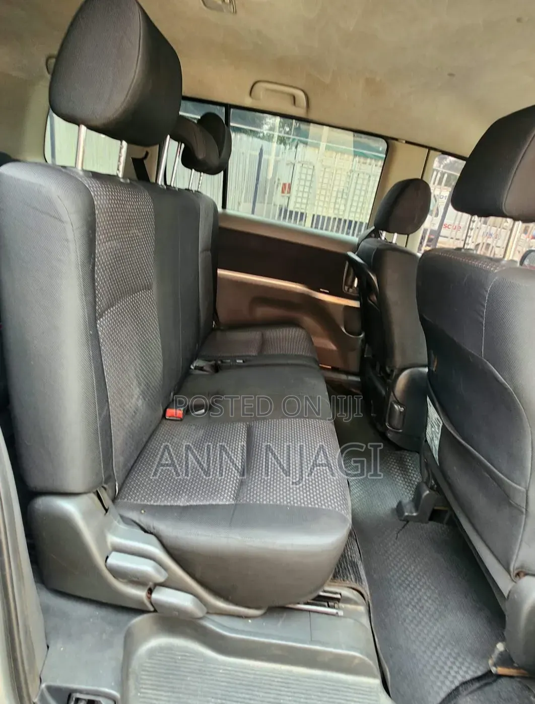Toyota ISIS 2011 Silver