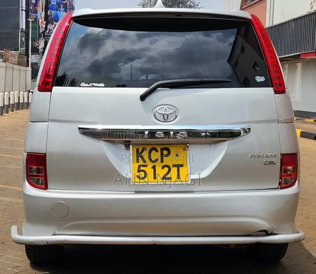 Toyota ISIS 2011 Silver