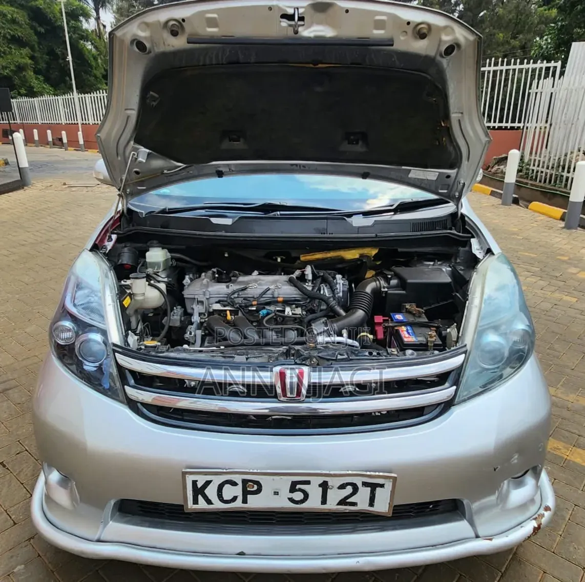 Toyota ISIS 2011 Silver