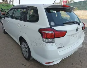 Toyota Corolla Fielder 1.5 Hybrid FWD 2019 White