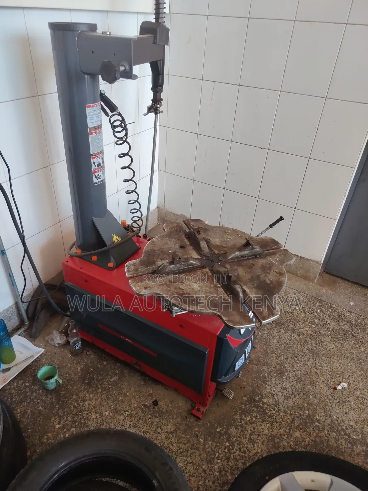 Reduce Manual Labour and Save Time With Pneumatic Tyre Changer Stc768