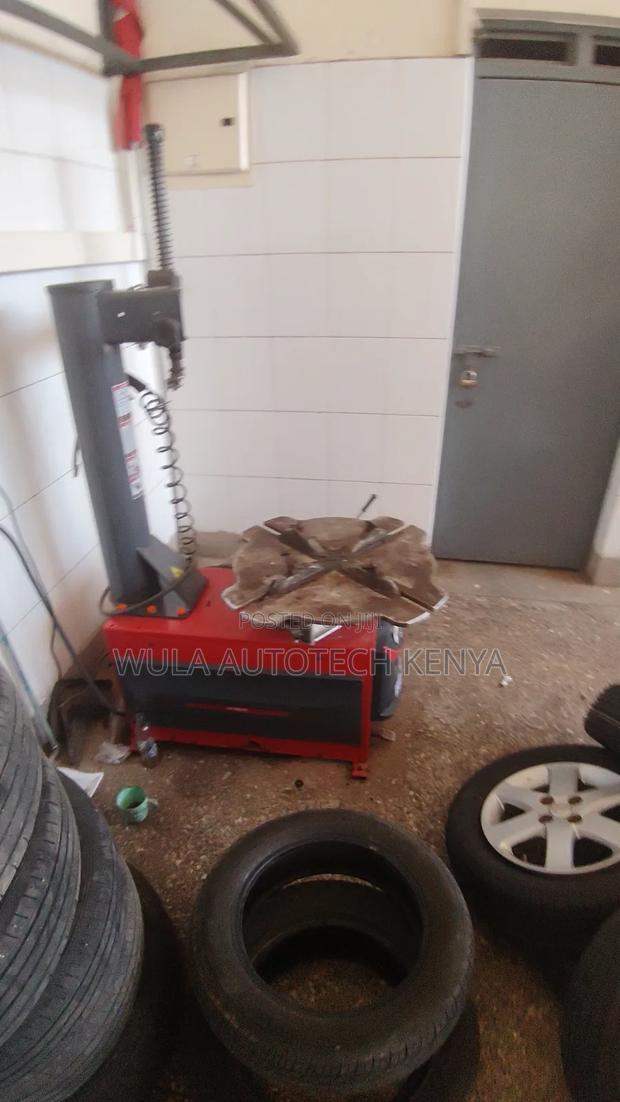 Built for Continuous Workshop Use Tyre Changer STC 768machine Sunshine