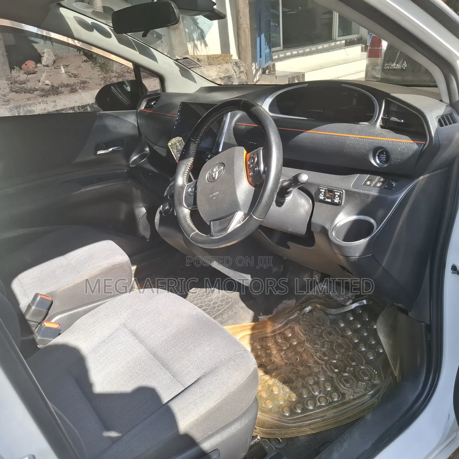 Toyota Sienta 1.5 FWD (6-seater) 2017 White