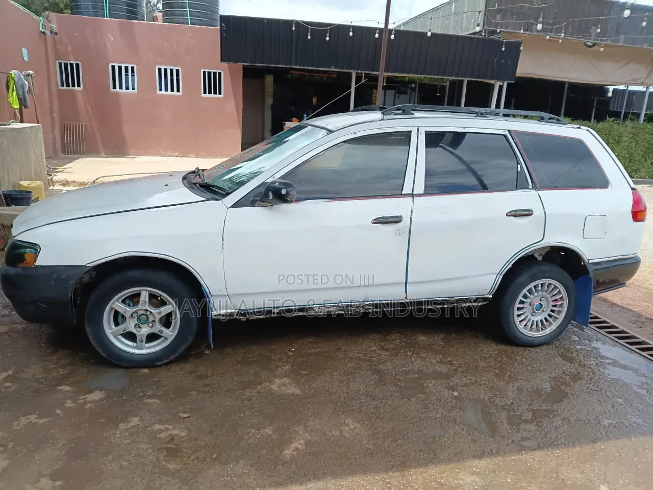 Nissan Advan 2002 White