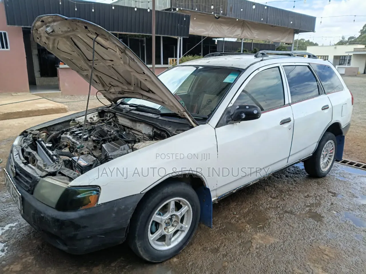 Nissan Advan 2002 White