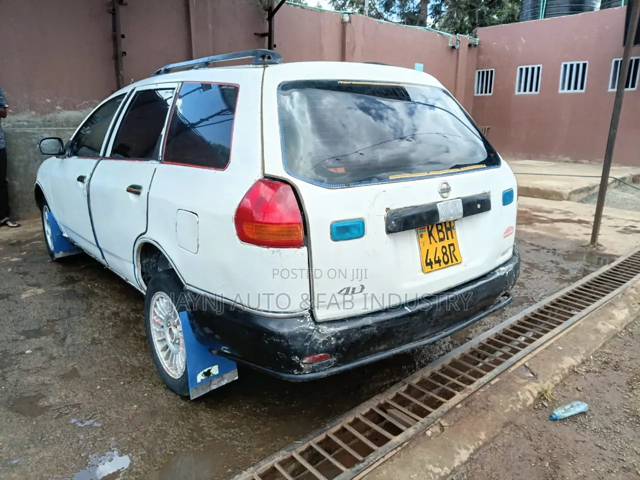 Nissan Advan 2002 White