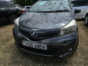 Toyota Vitz 1.3 FWD 5dr 2013 Gray