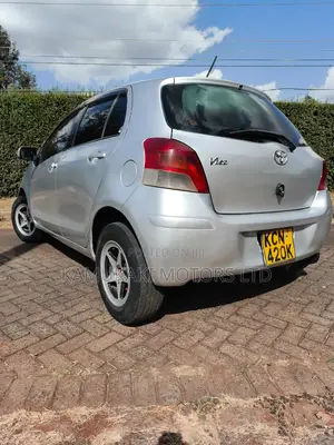 Toyota Vitz 1.3 FWD 5dr 2010 Silver