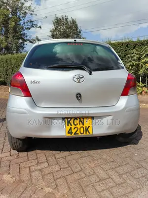 Toyota Vitz 2010 Silver