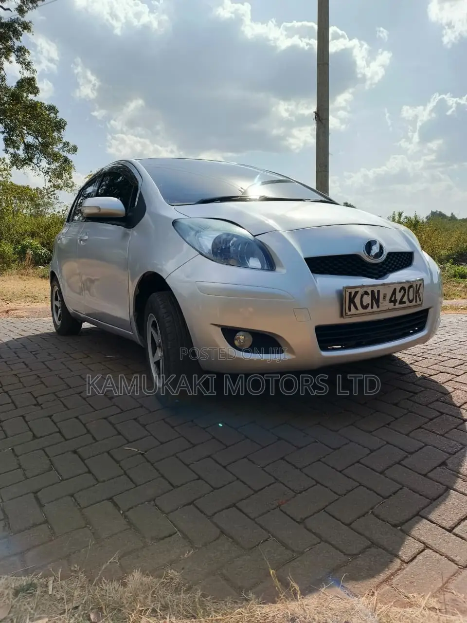 Toyota Vitz 1.3 FWD 5dr 2010 Silver