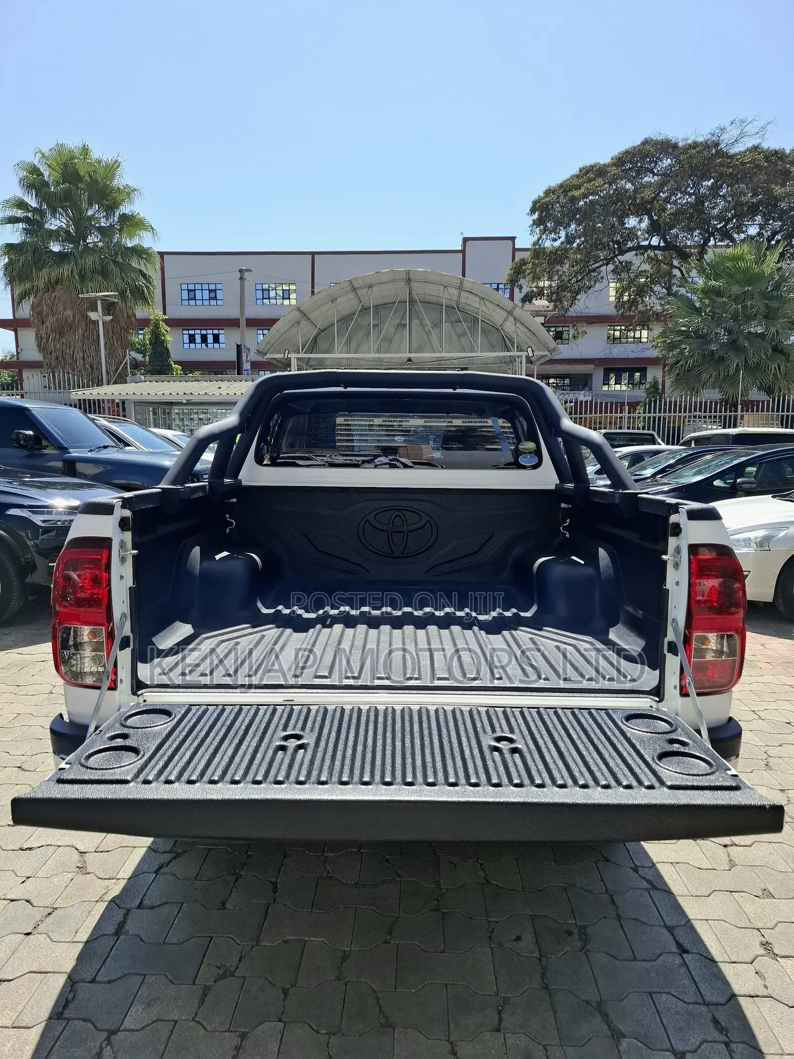 Toyota Hilux 2019 White