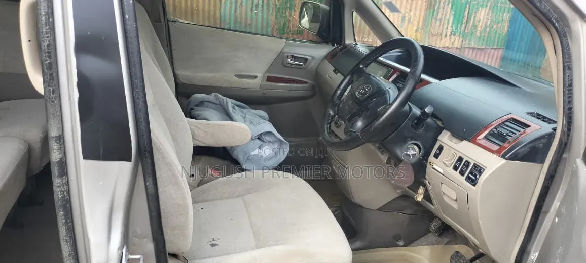 Toyota Noah 2004 Silver