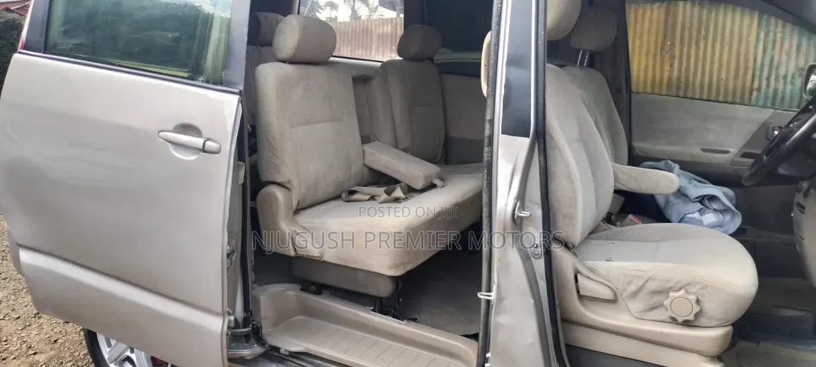 Toyota Noah 2004 Silver
