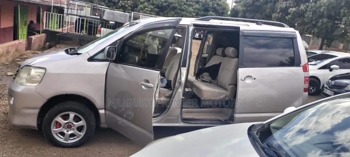 Toyota Noah 2004 Silver
