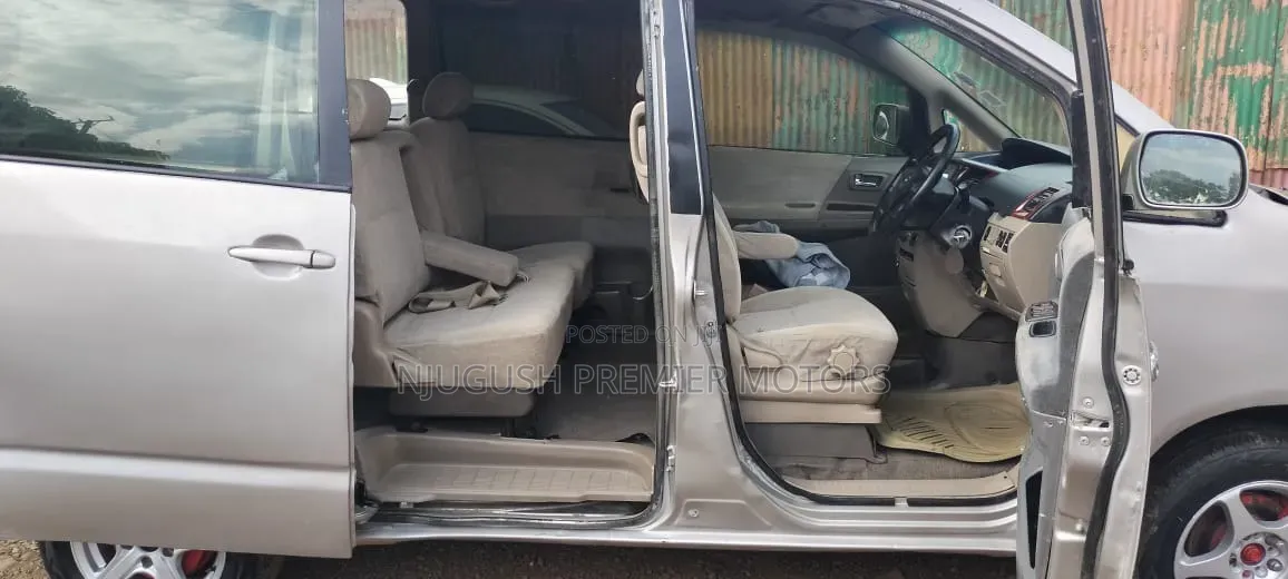 Toyota Noah 2004 Silver