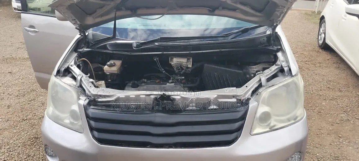 Toyota Noah 2004 Silver