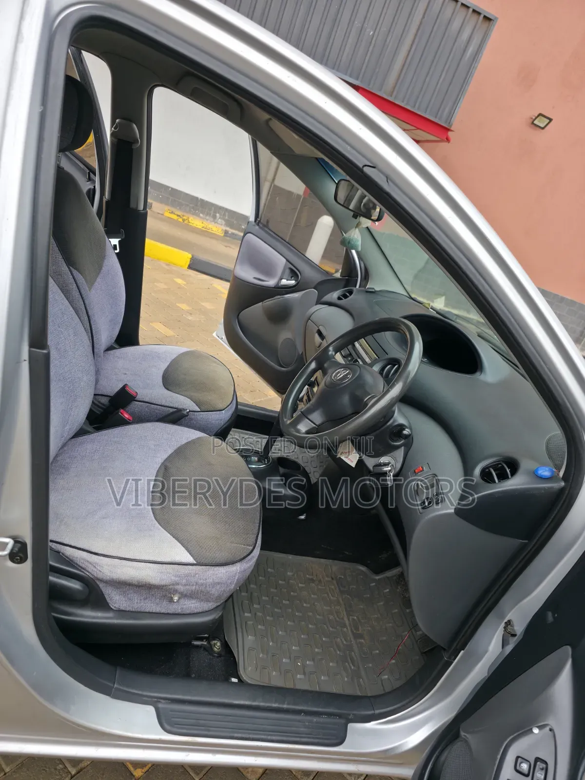Toyota Vitz 2003 Silver