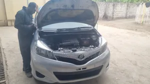 Toyota Vitz 1.0 FWD 5dr 2013 Silver