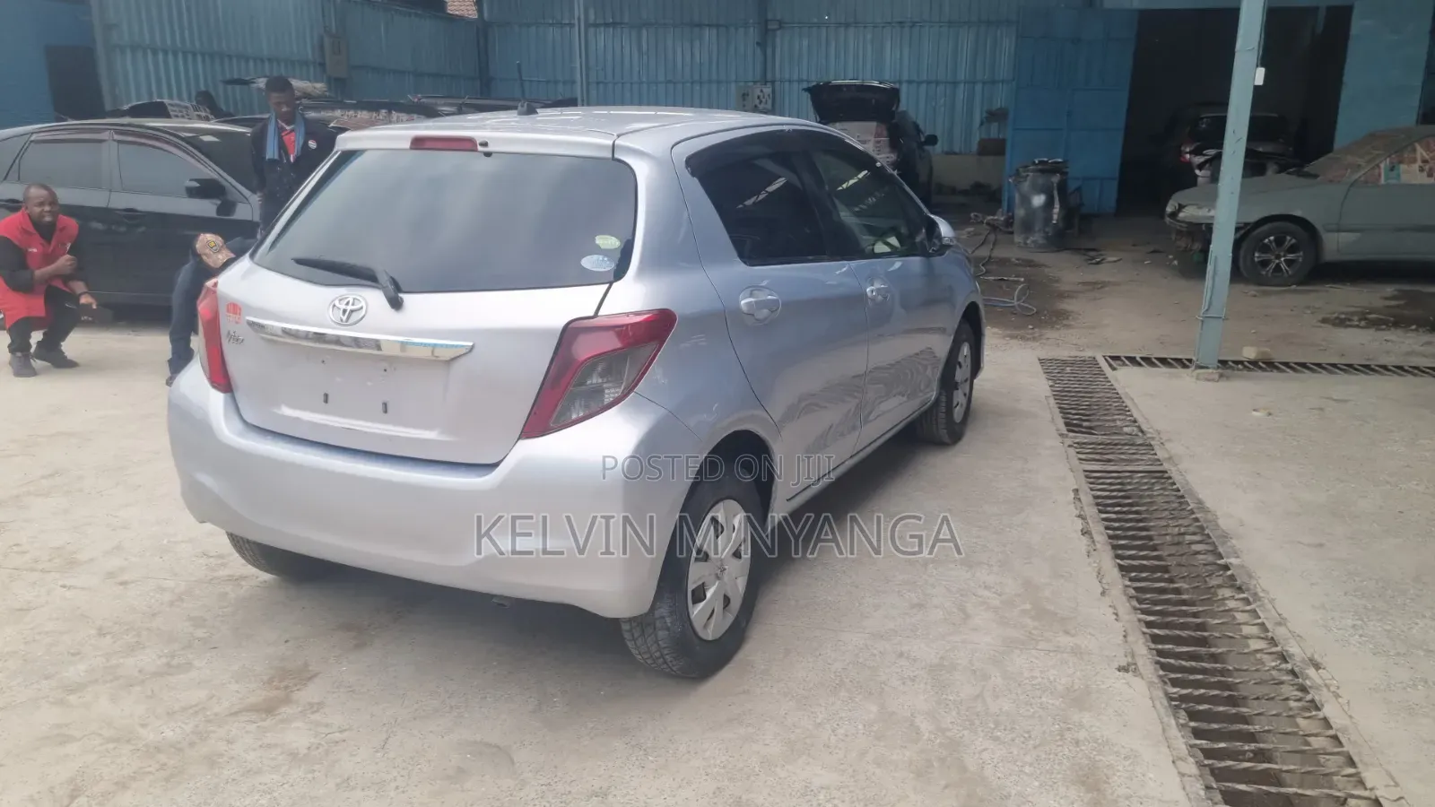 Toyota Vitz 1.0 FWD 5dr 2013 Silver