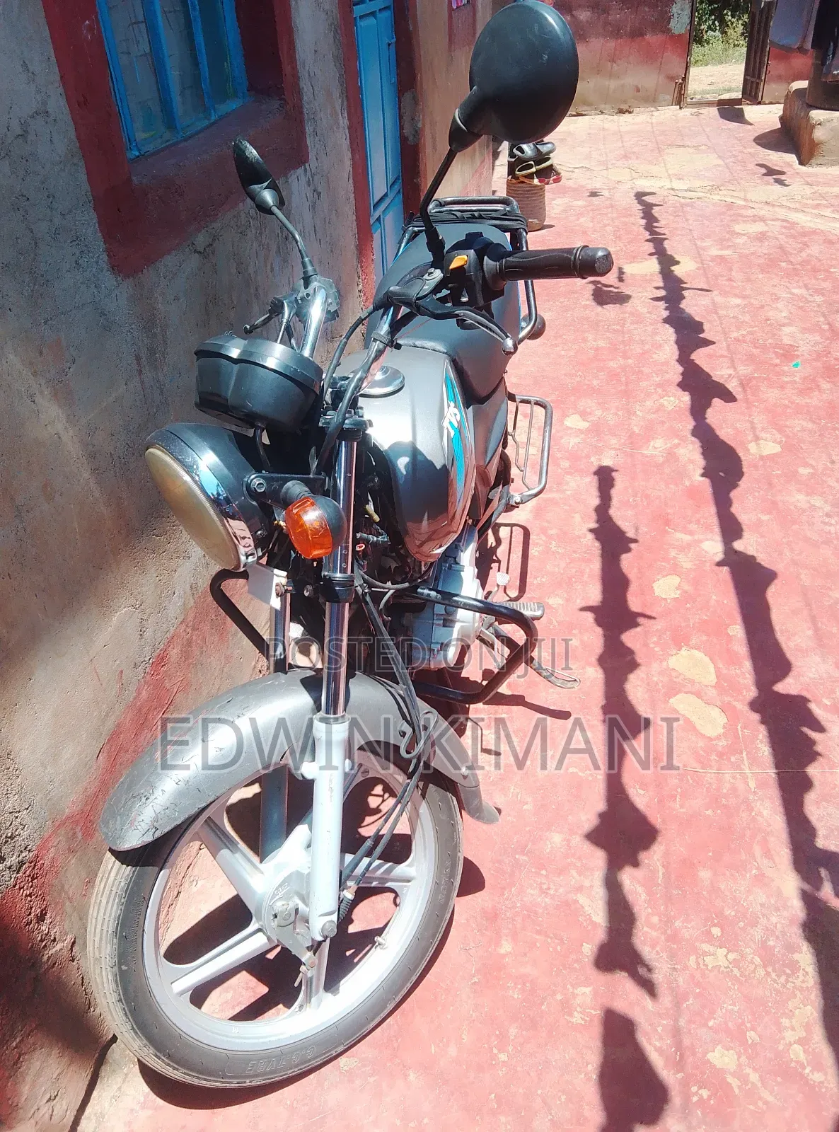 TVS HLX 125 2025 Gold