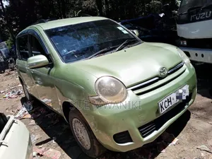 Toyota Sienta 2010 Green