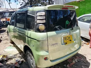 Toyota Sienta 2010 Green