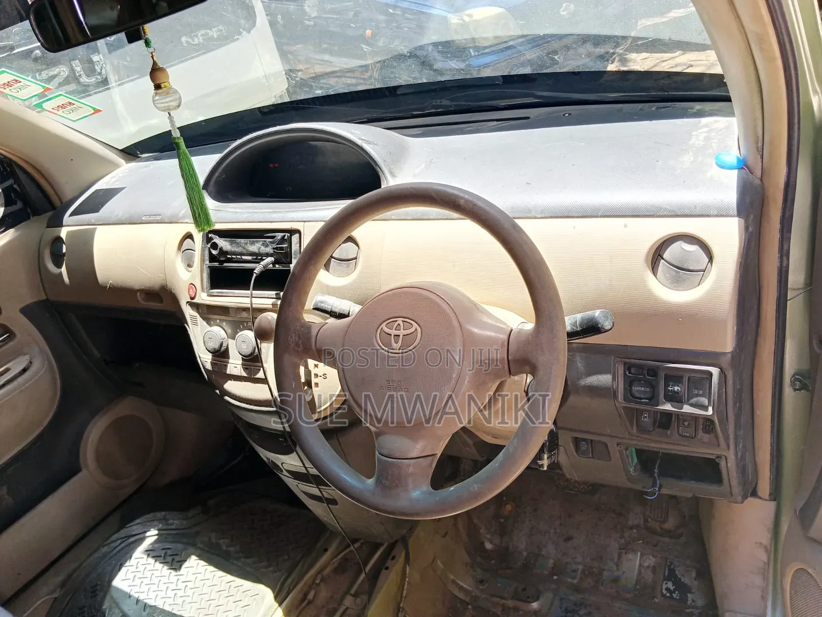 Toyota Sienta 2010 Green