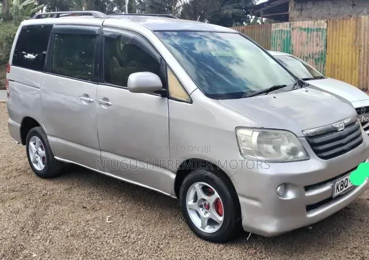 Toyota Noah 2004 Silver