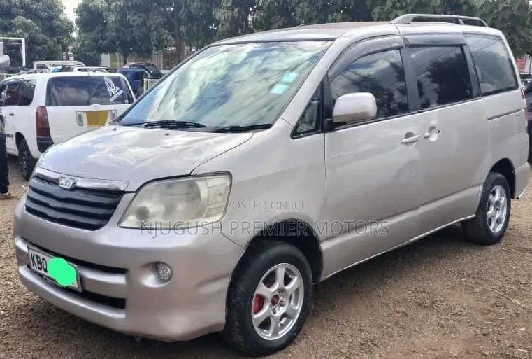 Toyota Noah 2004 Silver