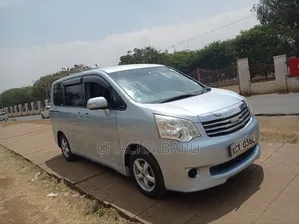 Toyota Noah 2.0 158hp FWD (8 Seater) 2012 Blue
