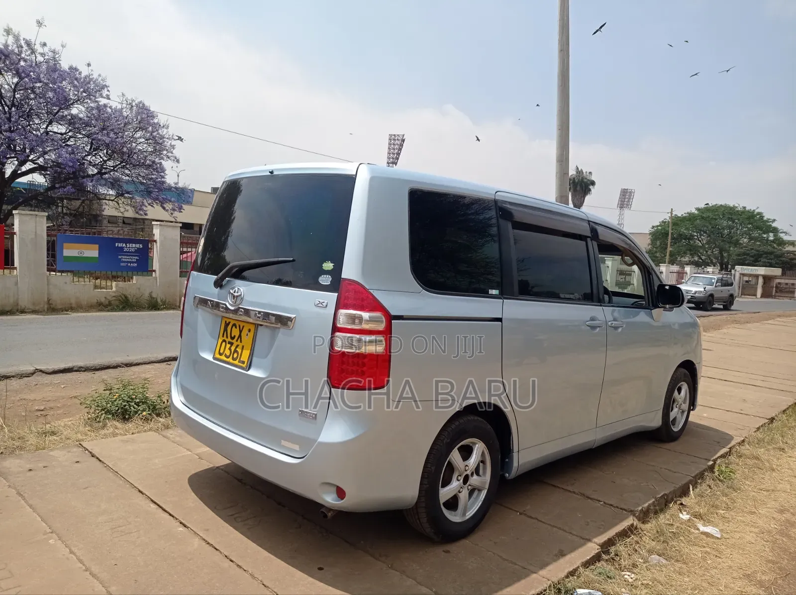 Toyota Noah 2.0 158hp FWD (8 Seater) 2012 Blue