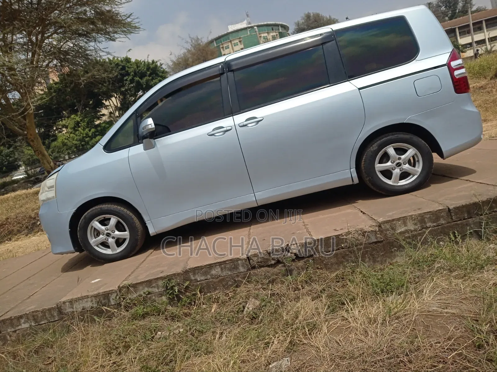 Toyota Noah 2.0 158hp FWD (8 Seater) 2012 Blue