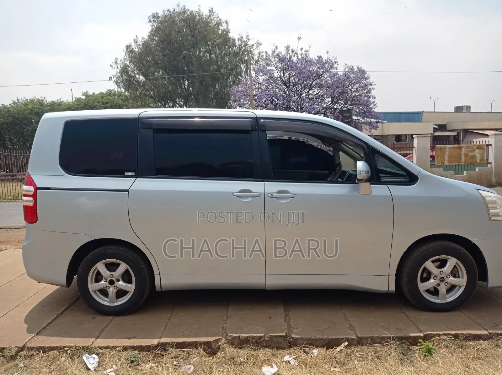 Toyota Noah 2.0 158hp FWD (8 Seater) 2012 Blue
