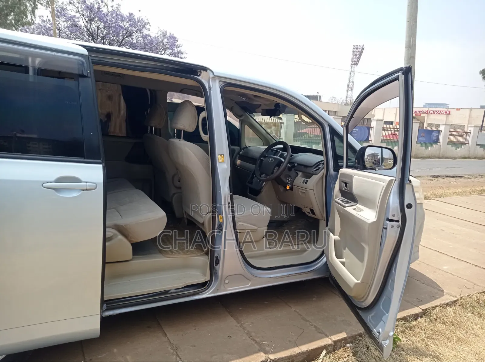 Toyota Noah 2.0 158hp FWD (8 Seater) 2012 Blue