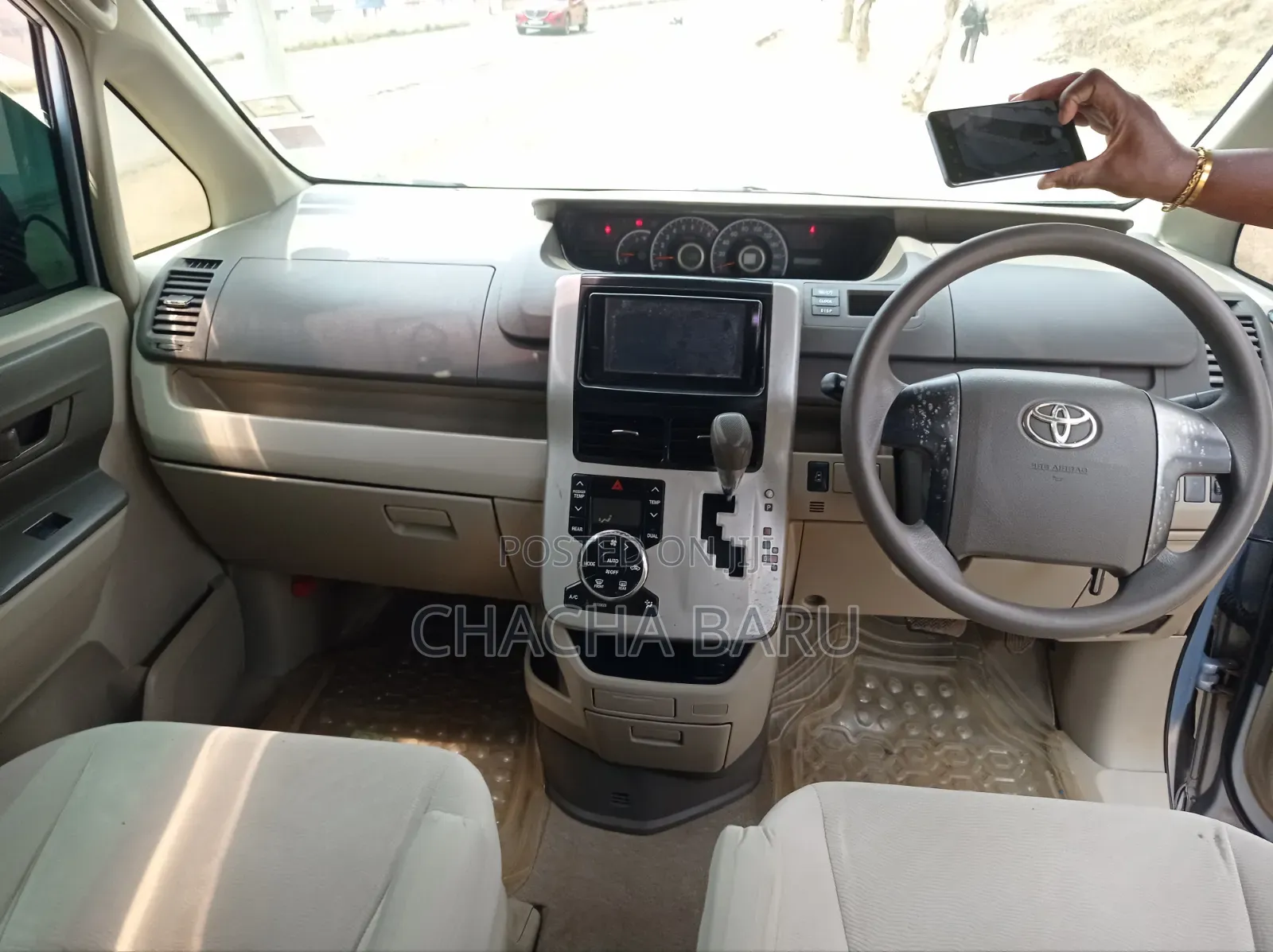 Toyota Noah 2.0 158hp FWD (8 Seater) 2012 Blue