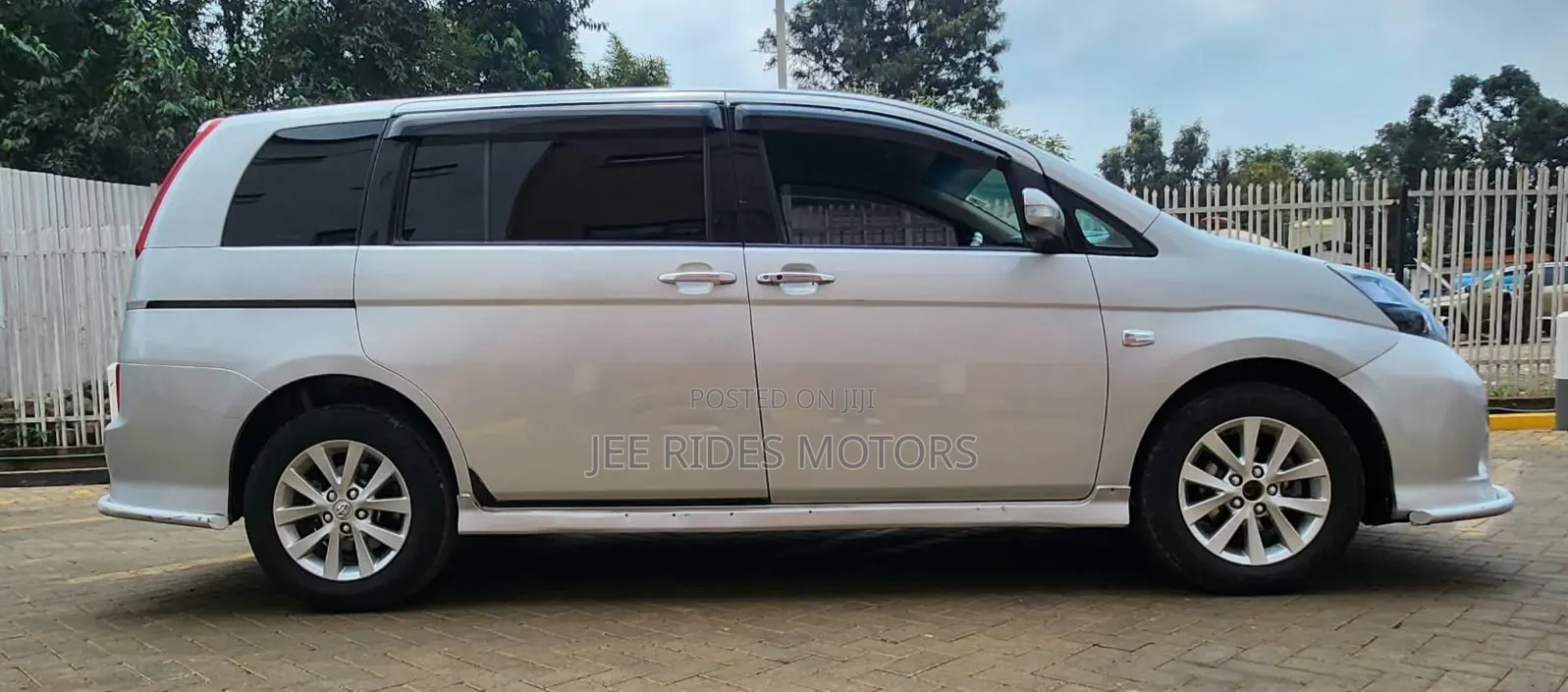 Toyota ISIS 2011 Silver