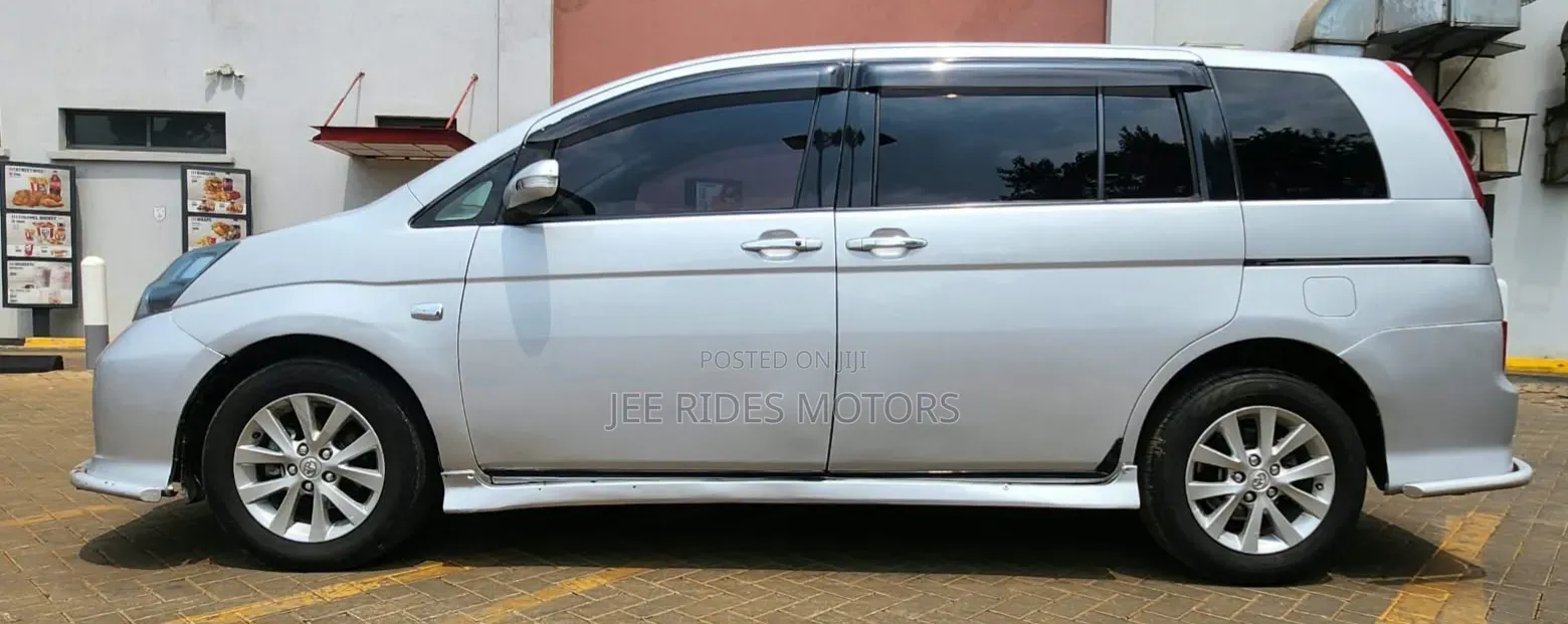Toyota ISIS 2011 Silver