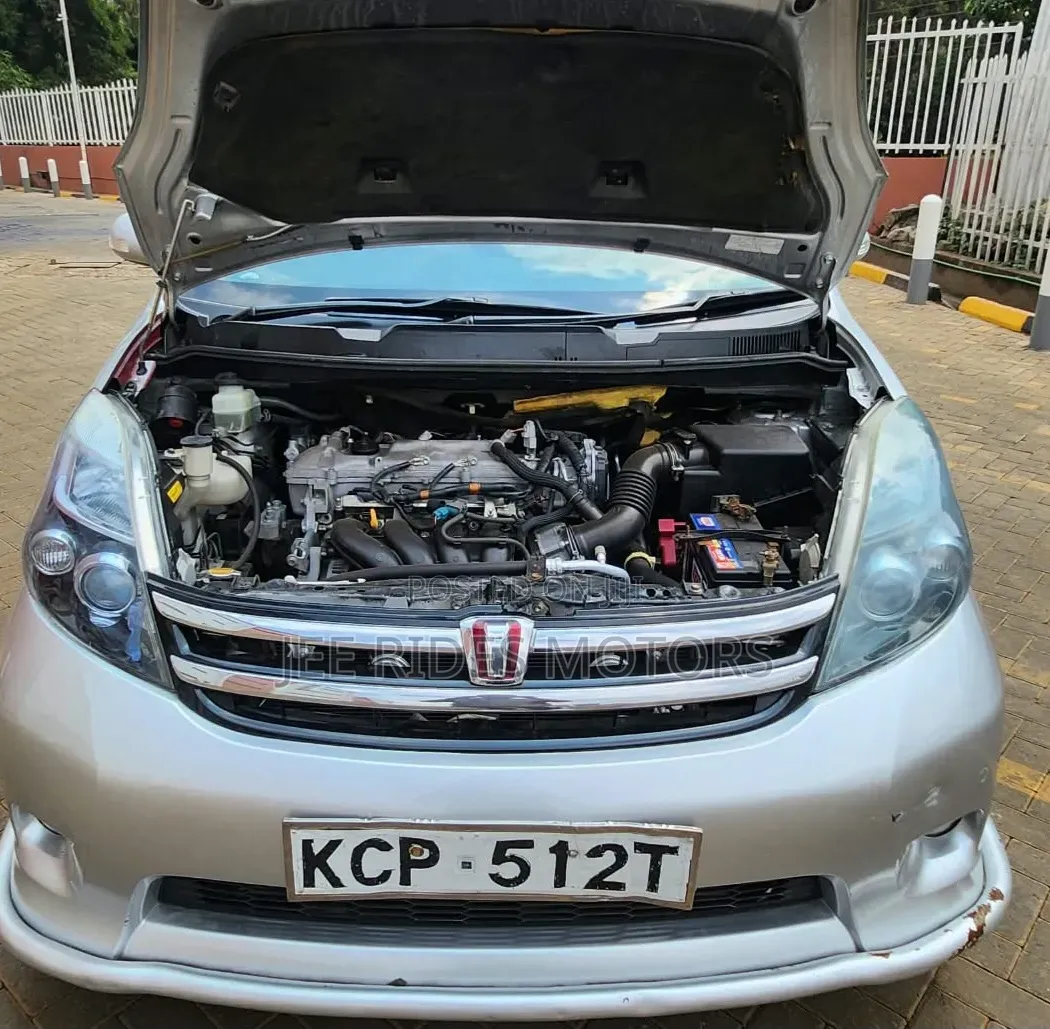 Toyota ISIS 2011 Silver