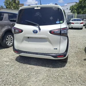 Toyota Sienta 1.5 Hybrid FWD (6-seater) 2017 White