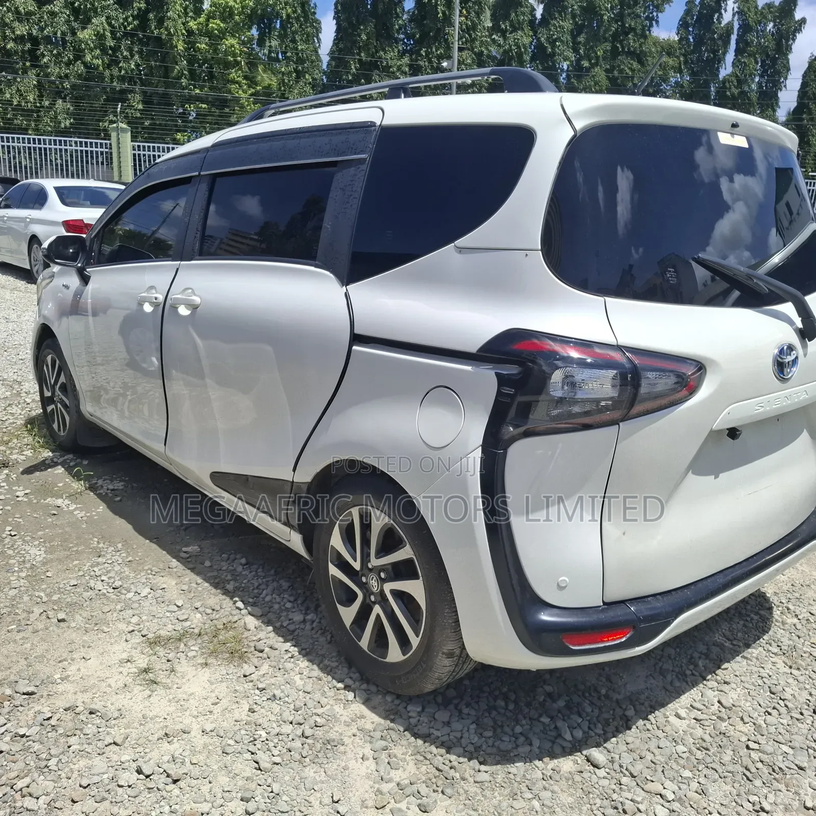 Toyota Sienta 1.5 Hybrid FWD (6-seater) 2017 White