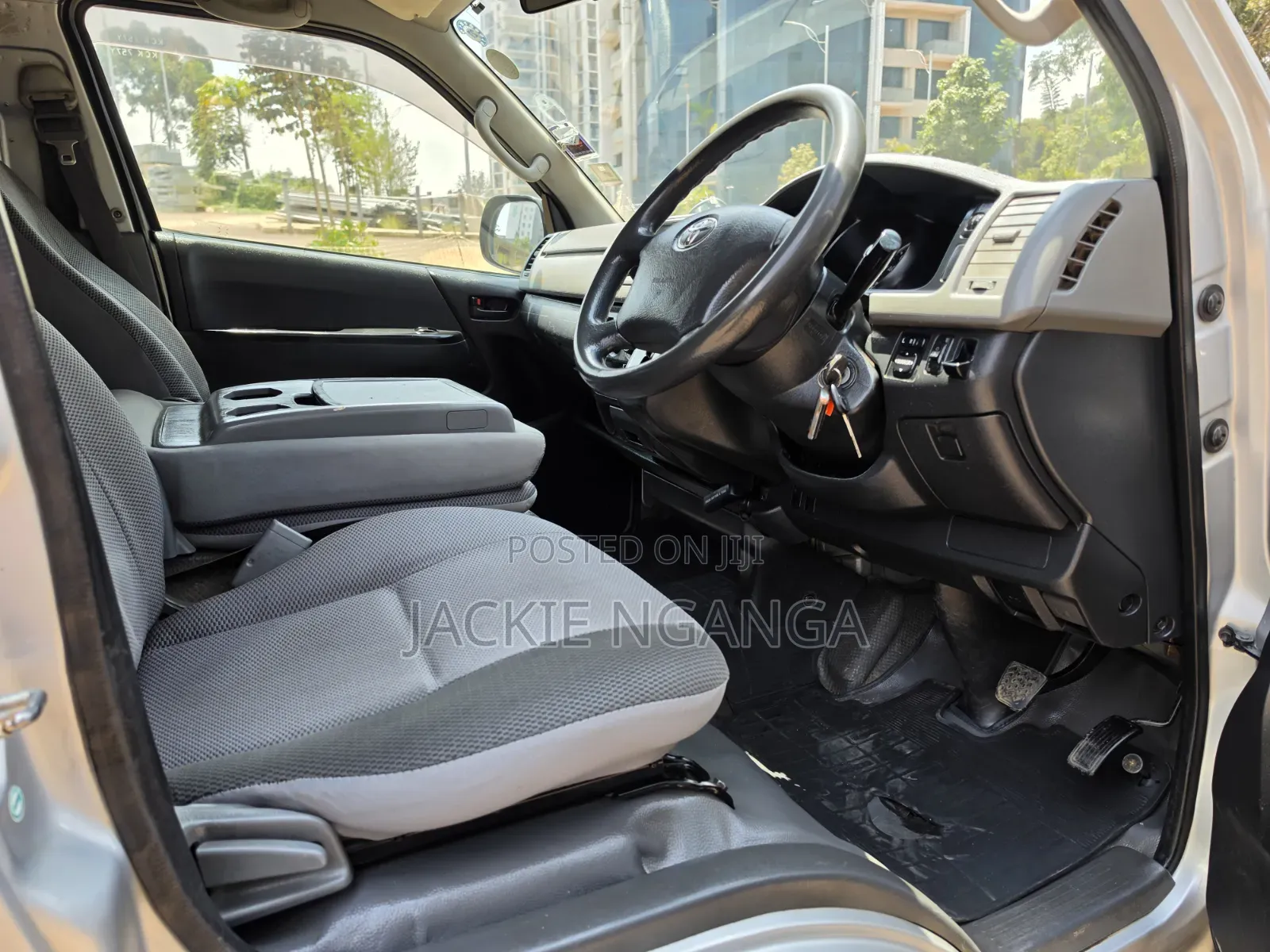Toyota HiAce 2014 Silver