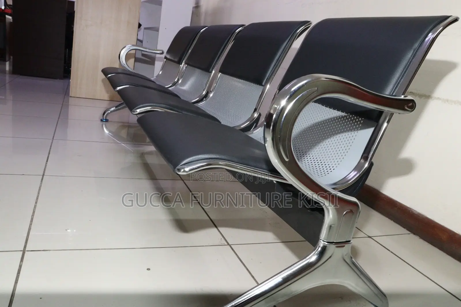 Waiting Bench; 4-Link Executive Padded Waiting Bench