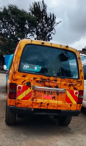 Nissan Caravan (Urvan) 2000 Yellow