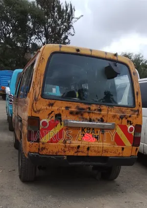 Nissan Caravan (Urvan) 2000 Yellow