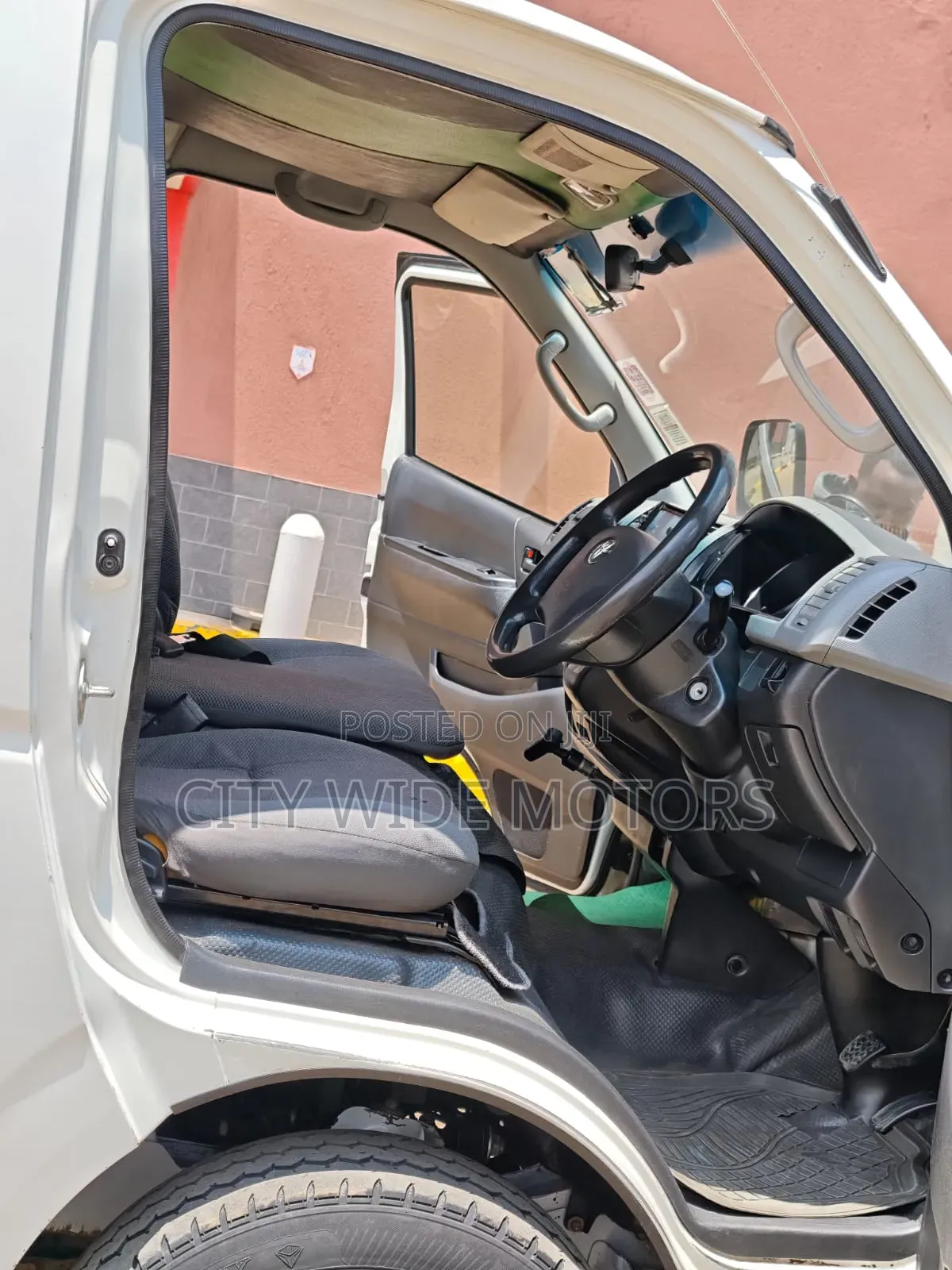 Toyota HiAce 2013 White