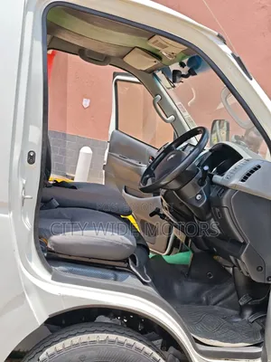 Toyota HiAce 2013 White